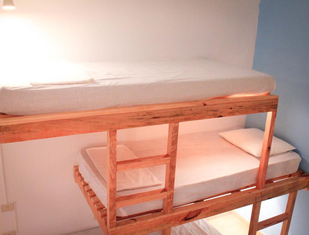 Cama en dormitorio compartido de 6 camas con terraza compartida